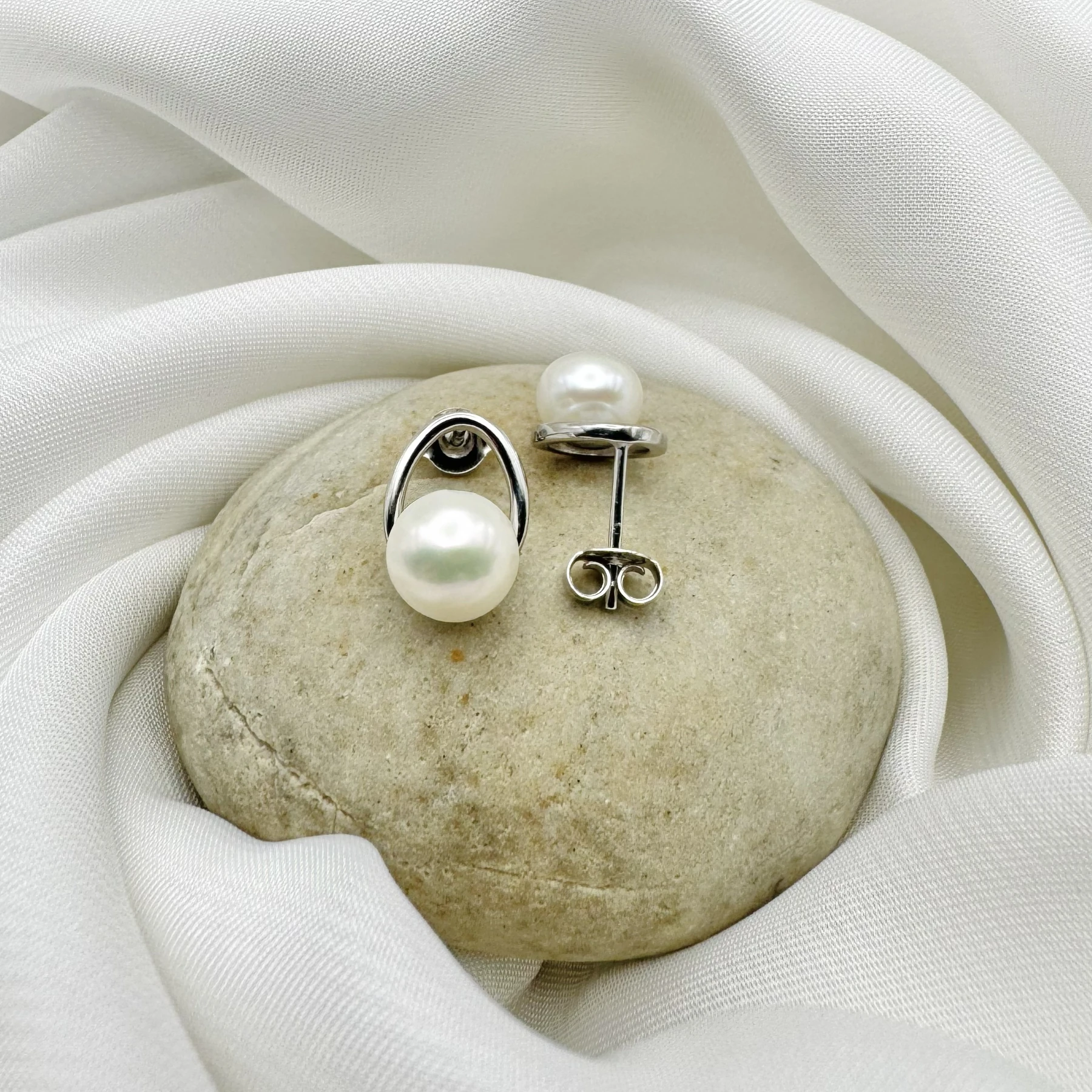 10mm Freshwater Pearl Arch Stud Earrings in 925 Silver